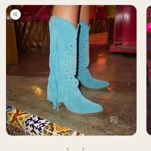 NIB Dingo Blue Heeled Boots with Sleek Silhouette